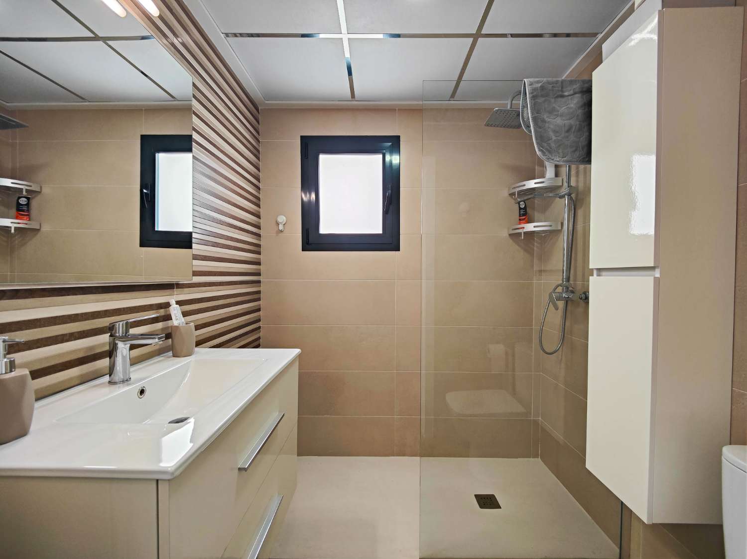 APARTAMENTO MODERNO EN PLANTA BAJA CON GRAN JARDÍN PRIVADO Y GARAJE CERRADO EN