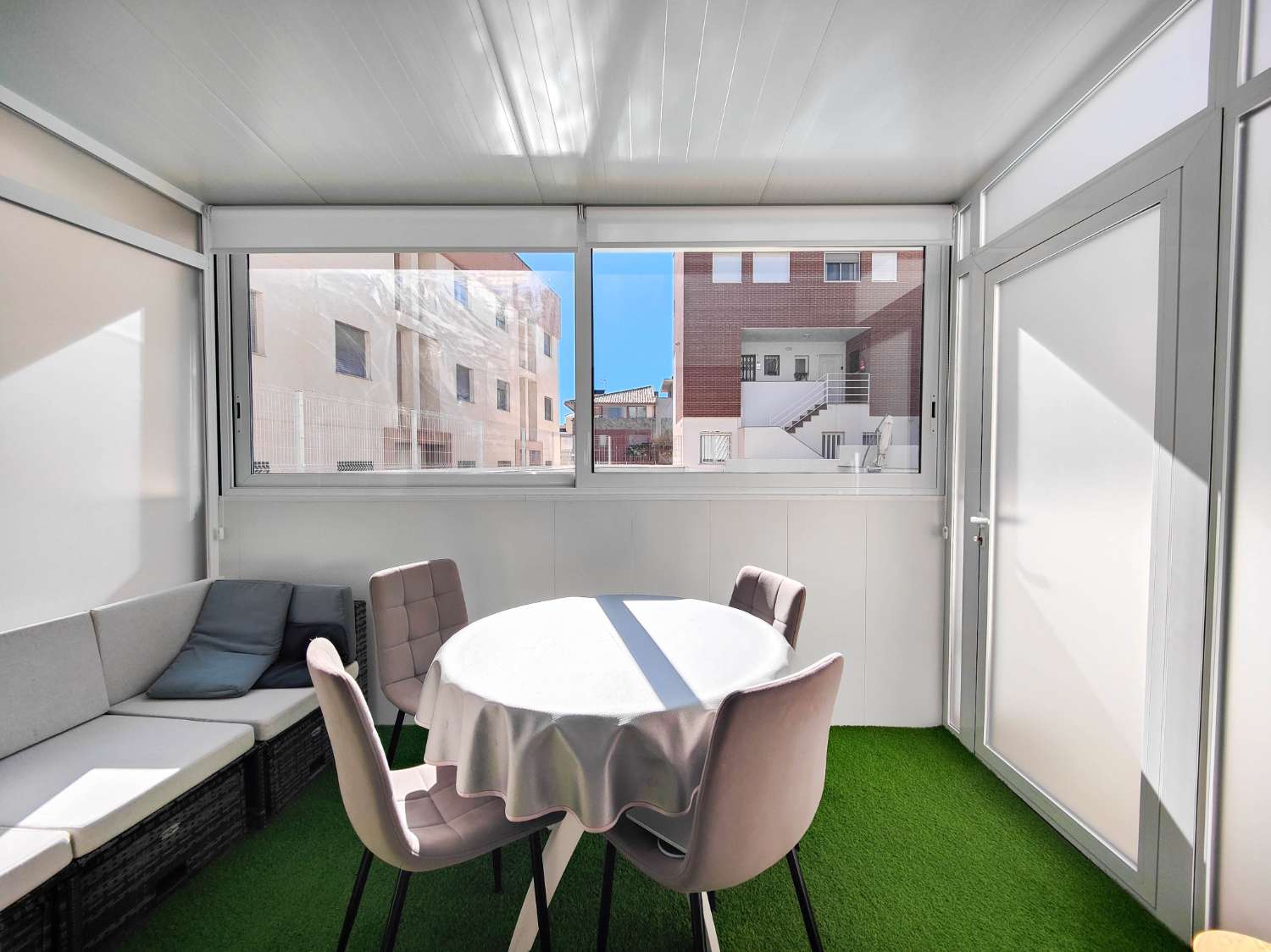 APARTAMENTO MODERNO EN PLANTA BAJA CON GRAN JARDÍN PRIVADO Y GARAJE CERRADO EN