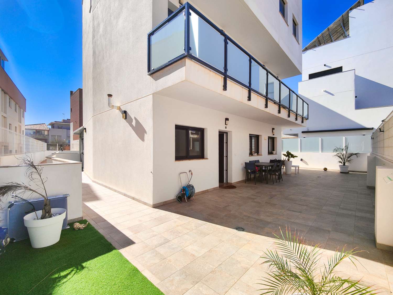 APARTAMENTO MODERNO EN PLANTA BAJA CON GRAN JARDÍN PRIVADO Y GARAJE CERRADO EN