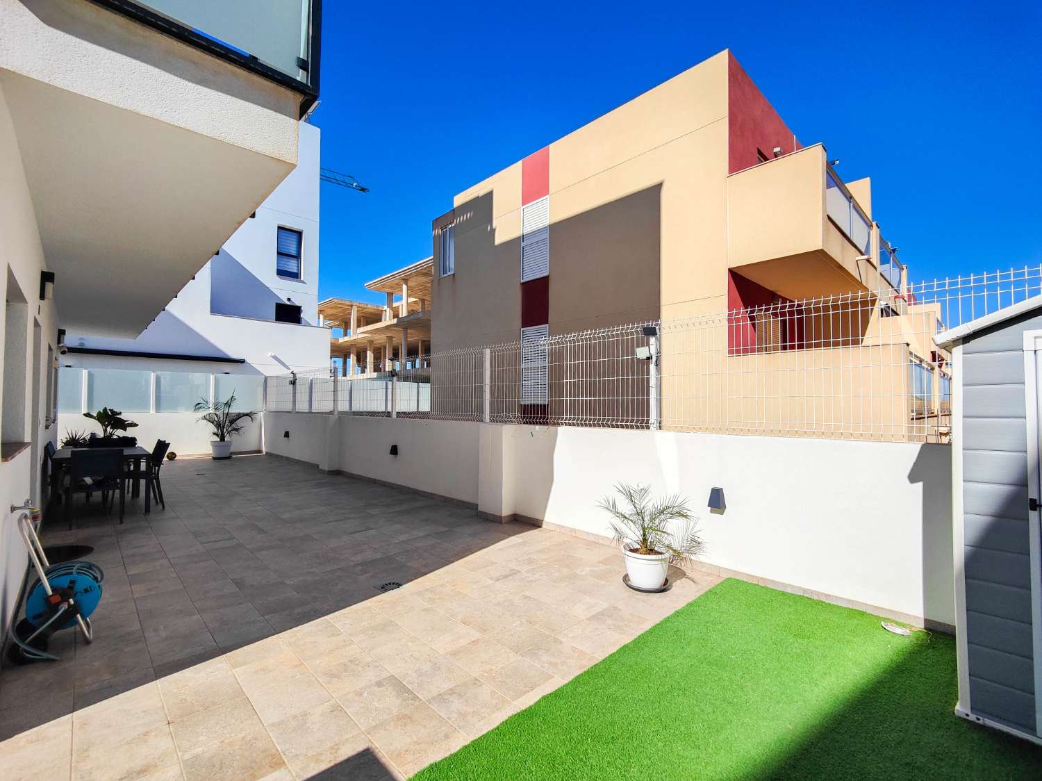APARTAMENTO MODERNO EN PLANTA BAJA CON GRAN JARDÍN PRIVADO Y GARAJE CERRADO EN