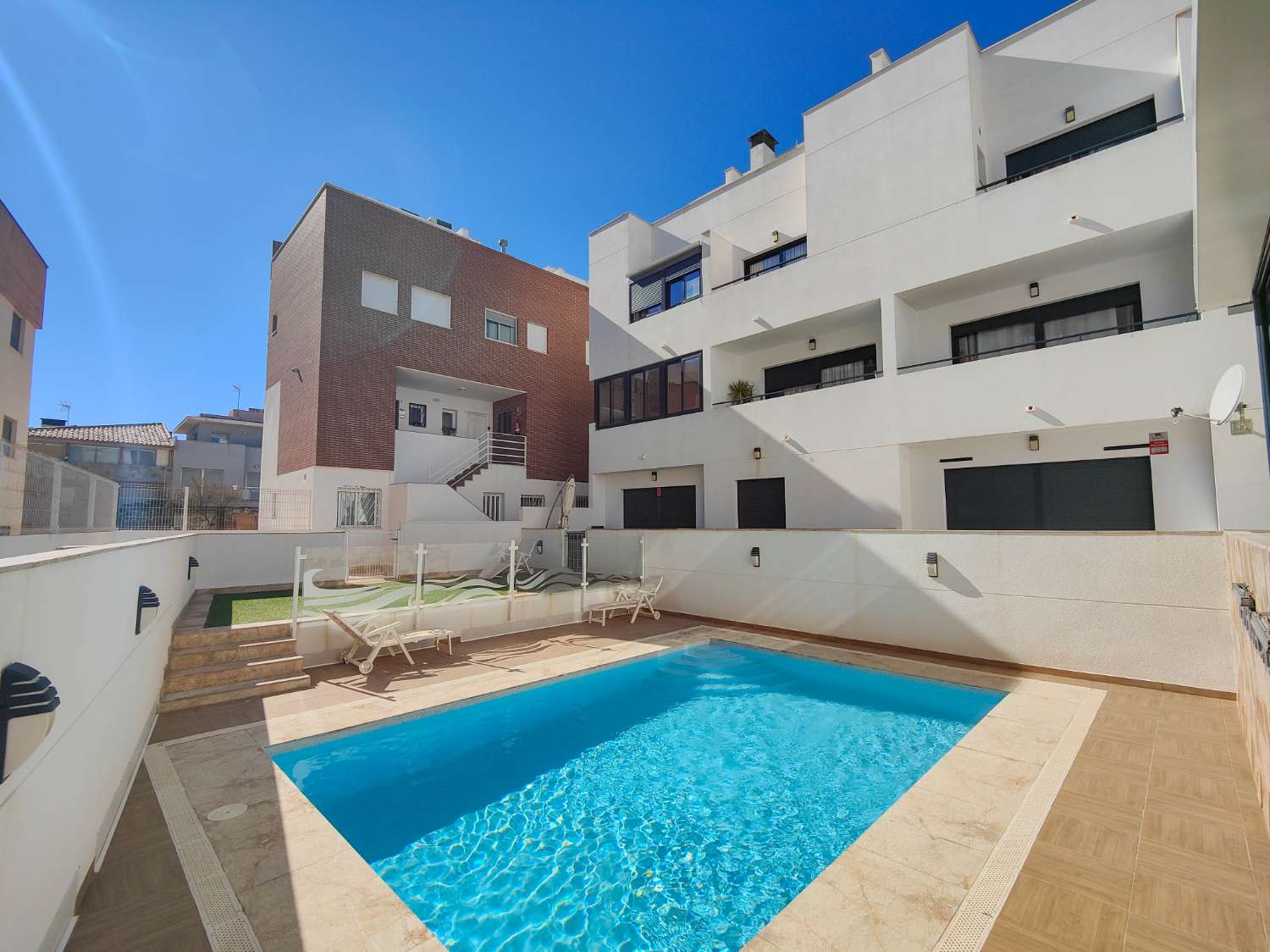 APARTAMENTO MODERNO EN PLANTA BAJA CON GRAN JARDÍN PRIVADO Y GARAJE CERRADO EN