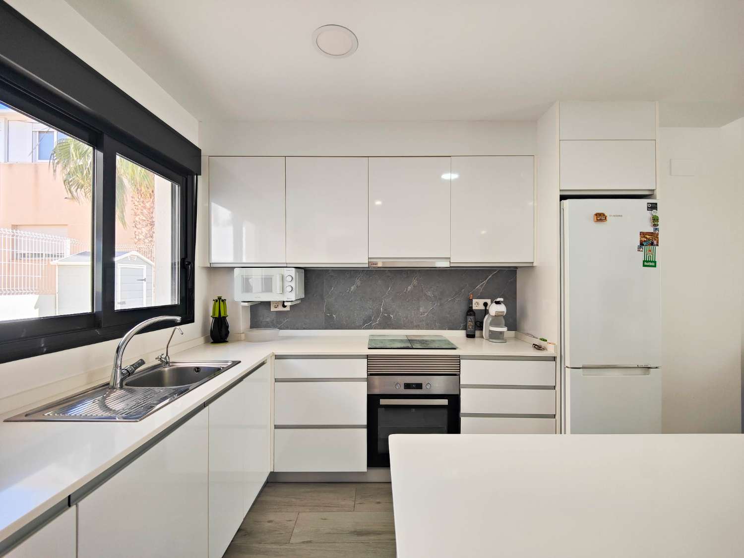 APARTAMENTO MODERNO EN PLANTA BAJA CON GRAN JARDÍN PRIVADO Y GARAJE CERRADO EN