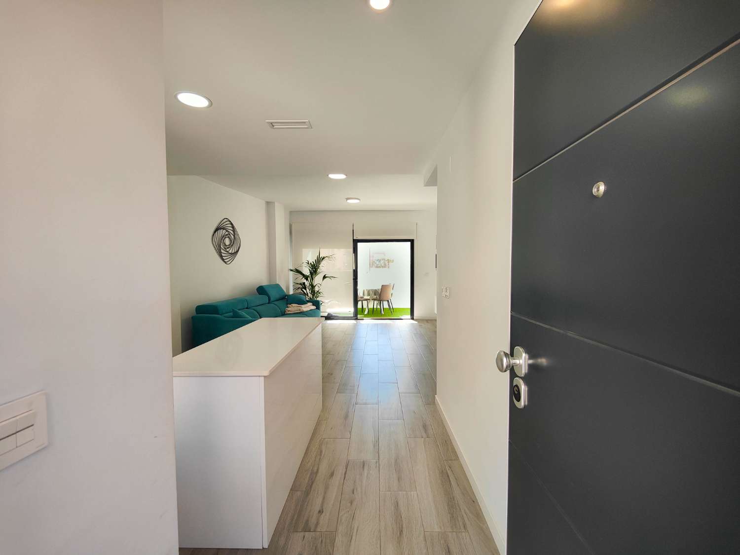 APARTAMENTO MODERNO EN PLANTA BAJA CON GRAN JARDÍN PRIVADO Y GARAJE CERRADO EN