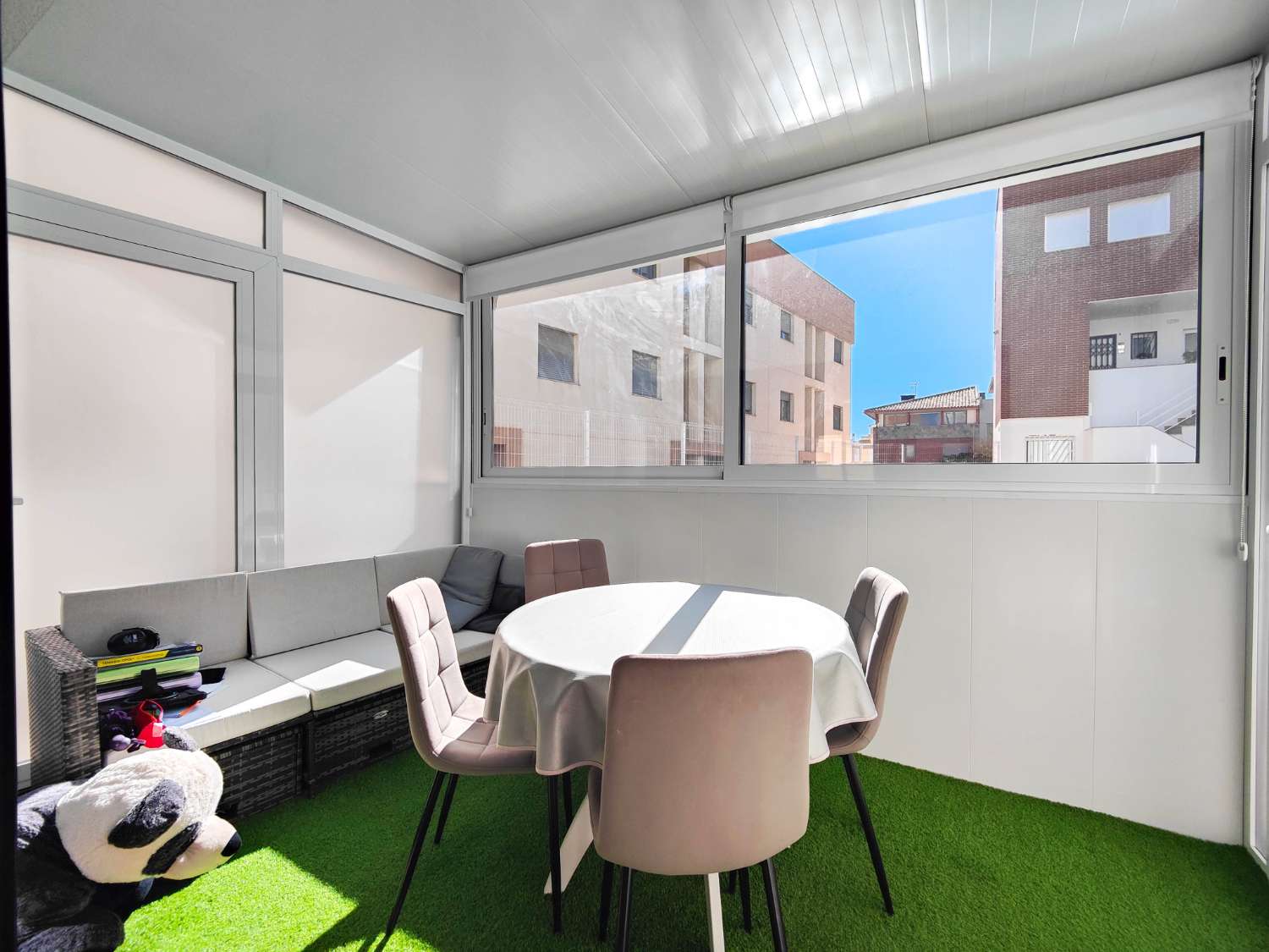 APARTAMENTO MODERNO EN PLANTA BAJA CON GRAN JARDÍN PRIVADO Y GARAJE CERRADO EN