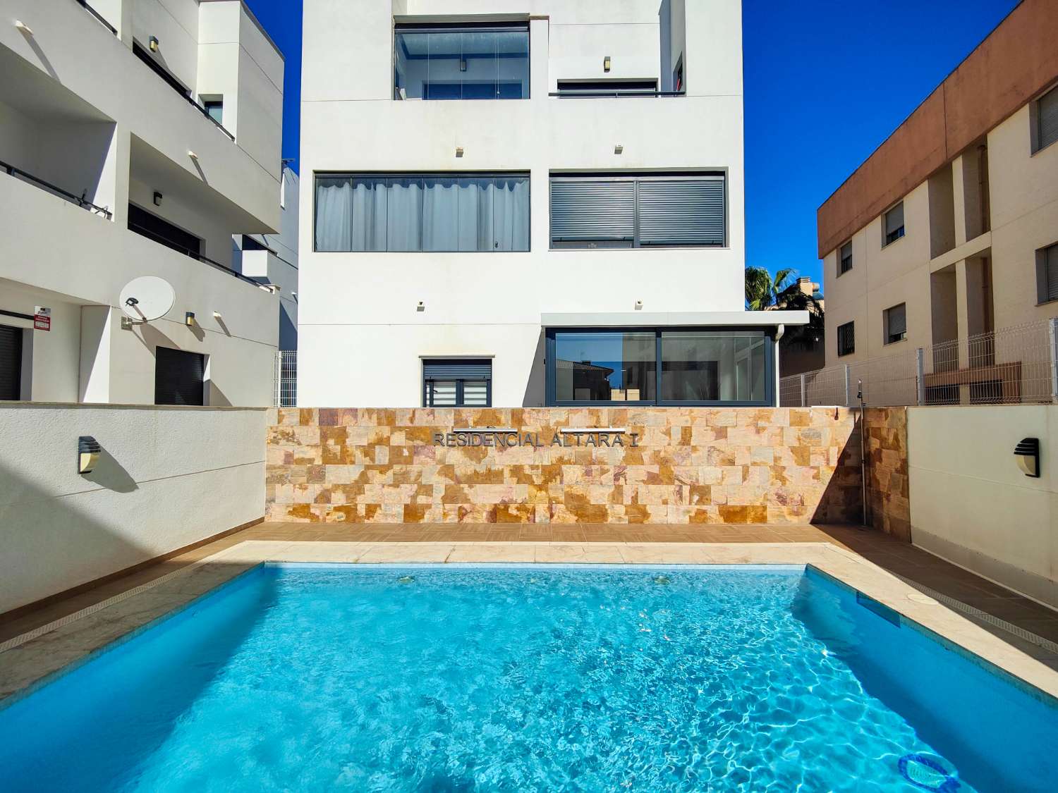 APARTAMENTO MODERNO EN PLANTA BAJA CON GRAN JARDÍN PRIVADO Y GARAJE CERRADO EN