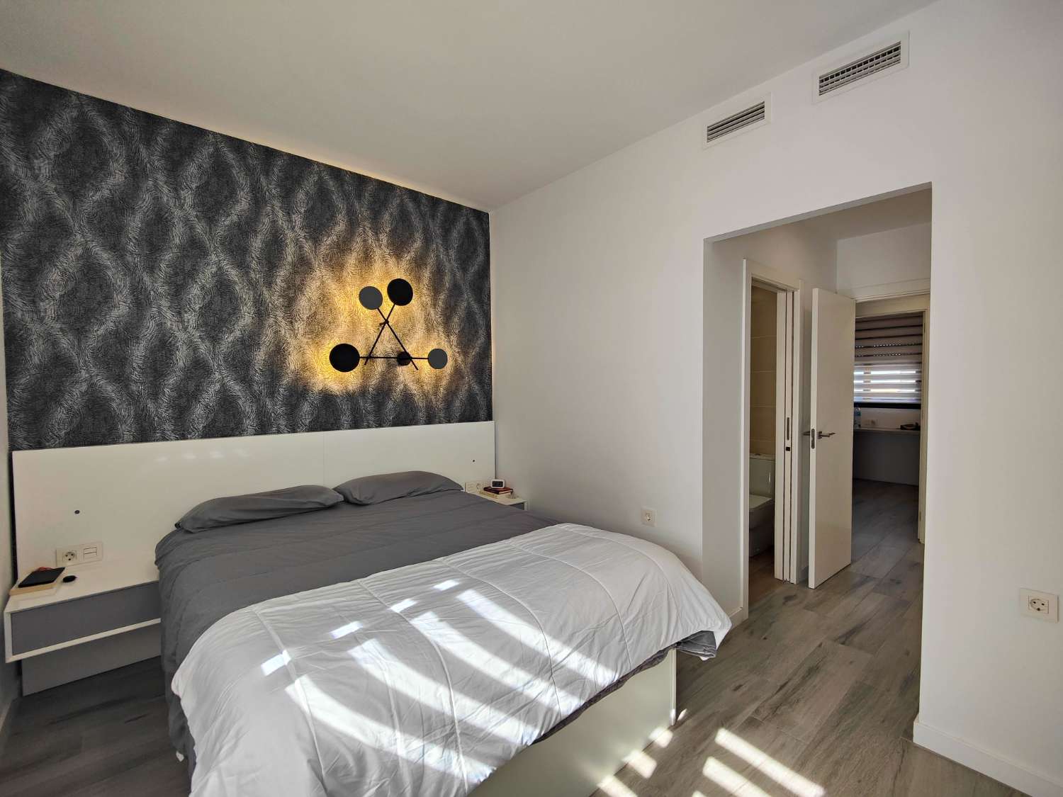 APARTAMENTO MODERNO EN PLANTA BAJA CON GRAN JARDÍN PRIVADO Y GARAJE CERRADO EN