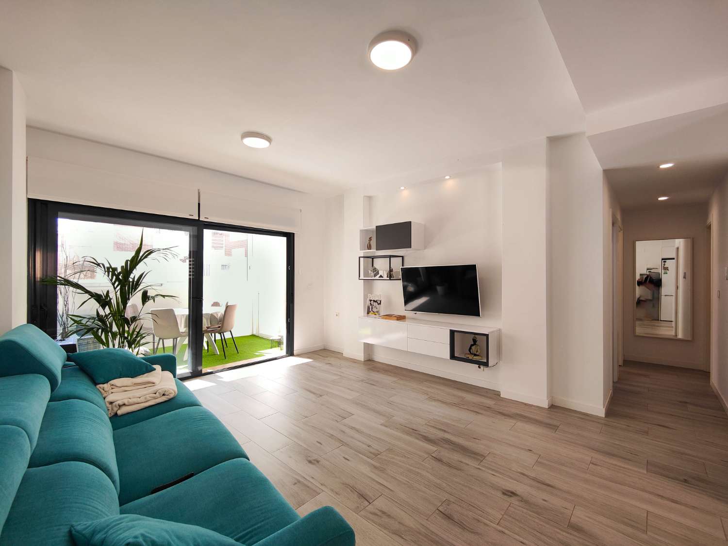 APARTAMENTO MODERNO EN PLANTA BAJA CON GRAN JARDÍN PRIVADO Y GARAJE CERRADO EN