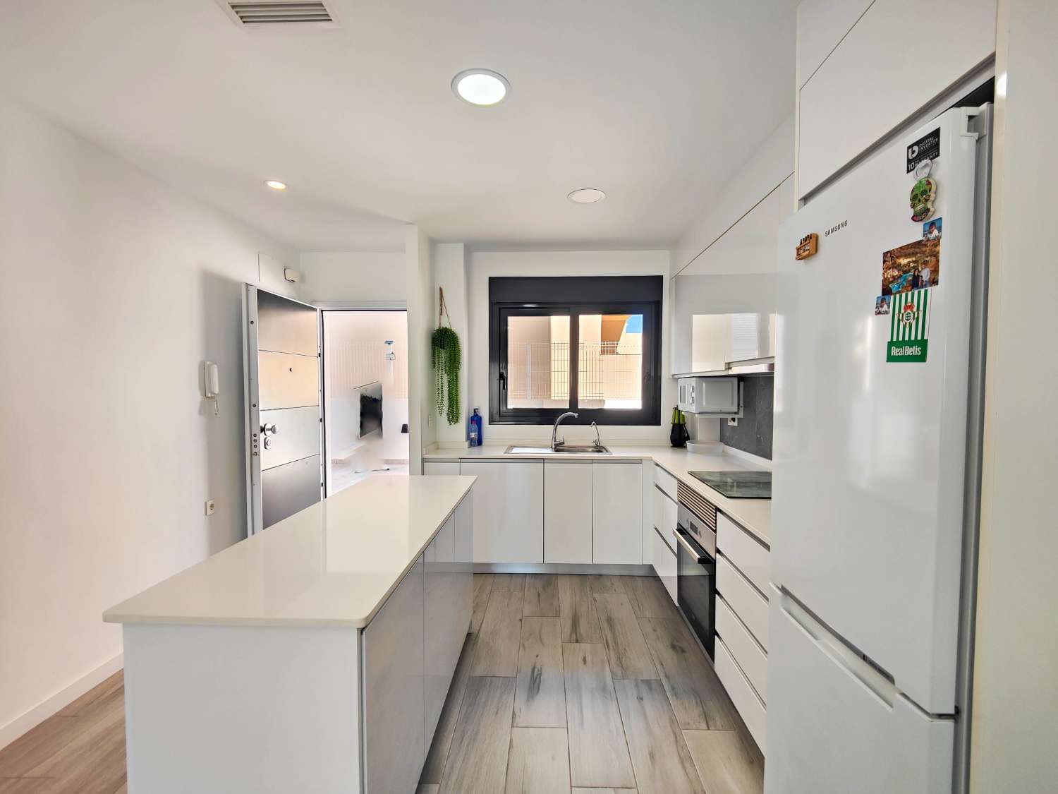 APARTAMENTO MODERNO EN PLANTA BAJA CON GRAN JARDÍN PRIVADO Y GARAJE CERRADO EN