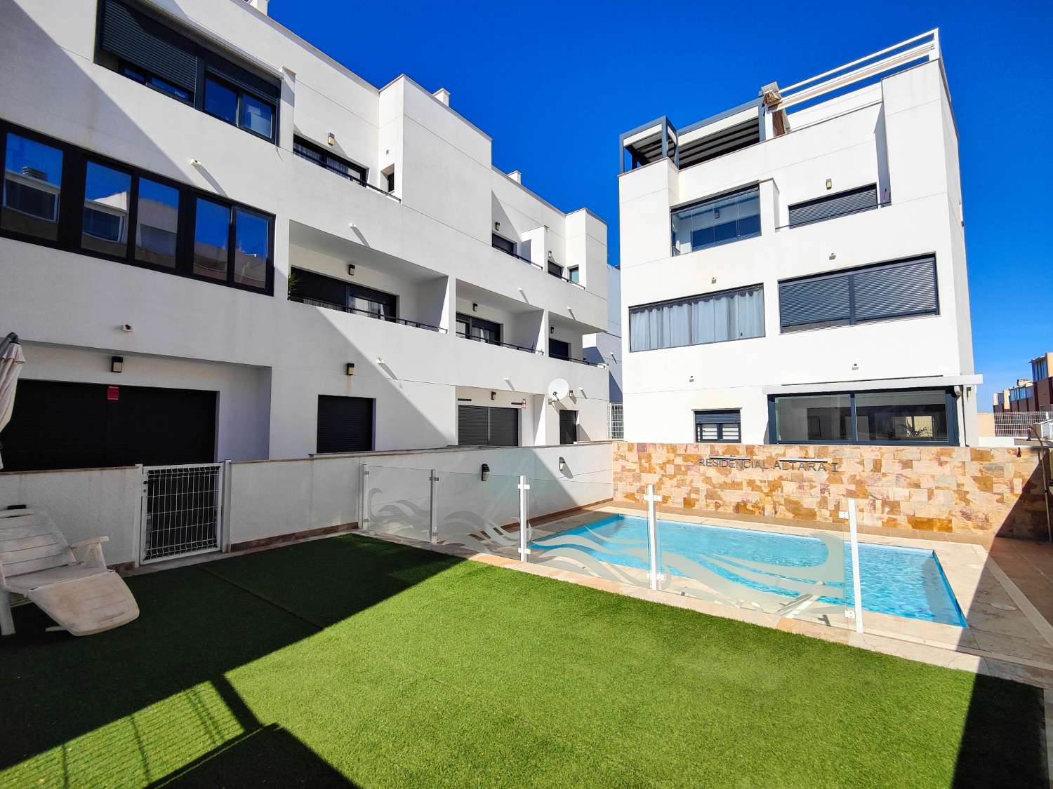 APARTAMENTO MODERNO EN PLANTA BAJA CON GRAN JARDÍN PRIVADO Y GARAJE CERRADO EN
