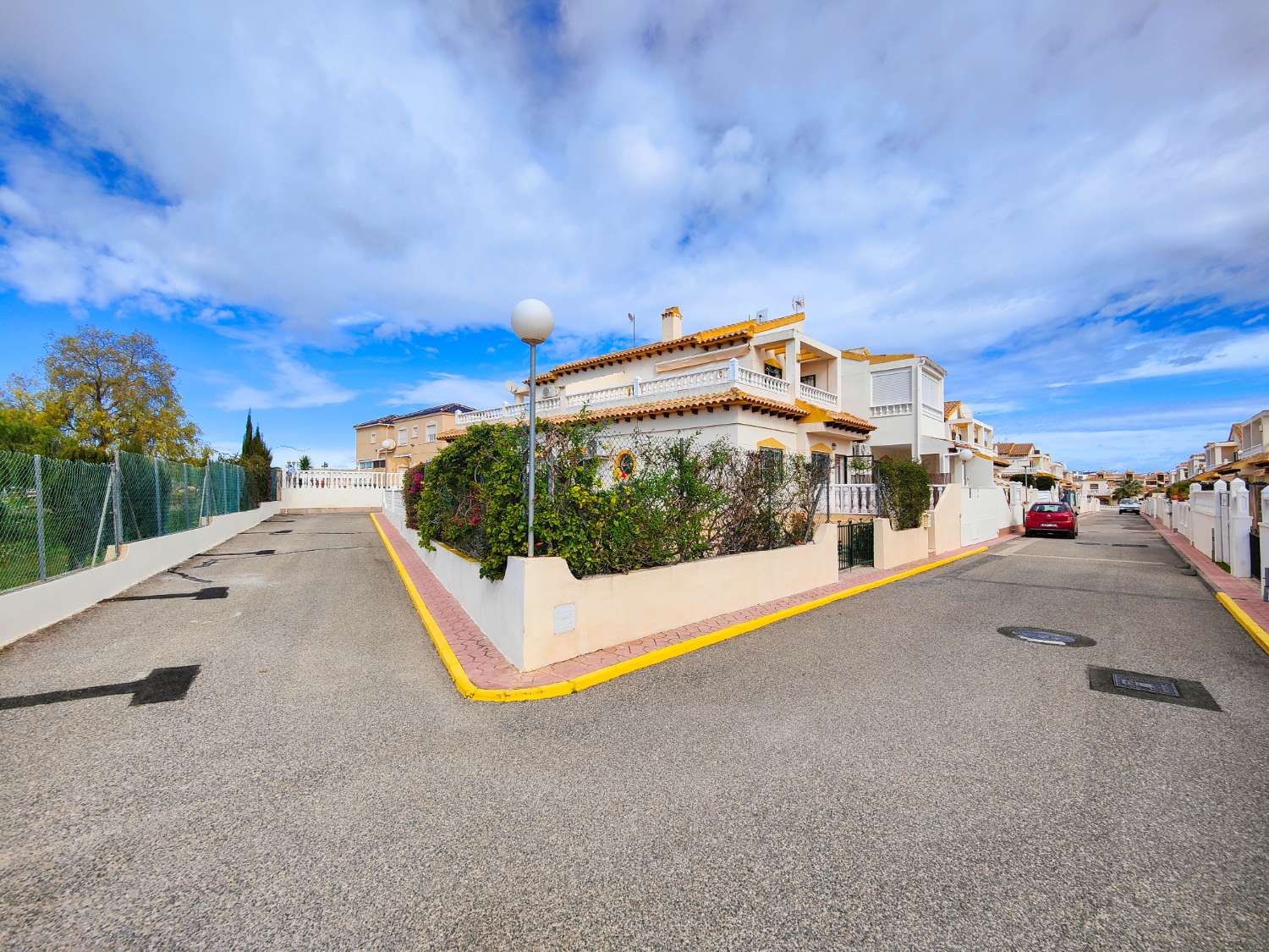 FANTÁSTICA VIVIENDA ADOSADA EN ESQUINA CON SOLÁRIUM Y JARDÍN PRIVADO EN PUNTA PRIMA – Orihuela Costa