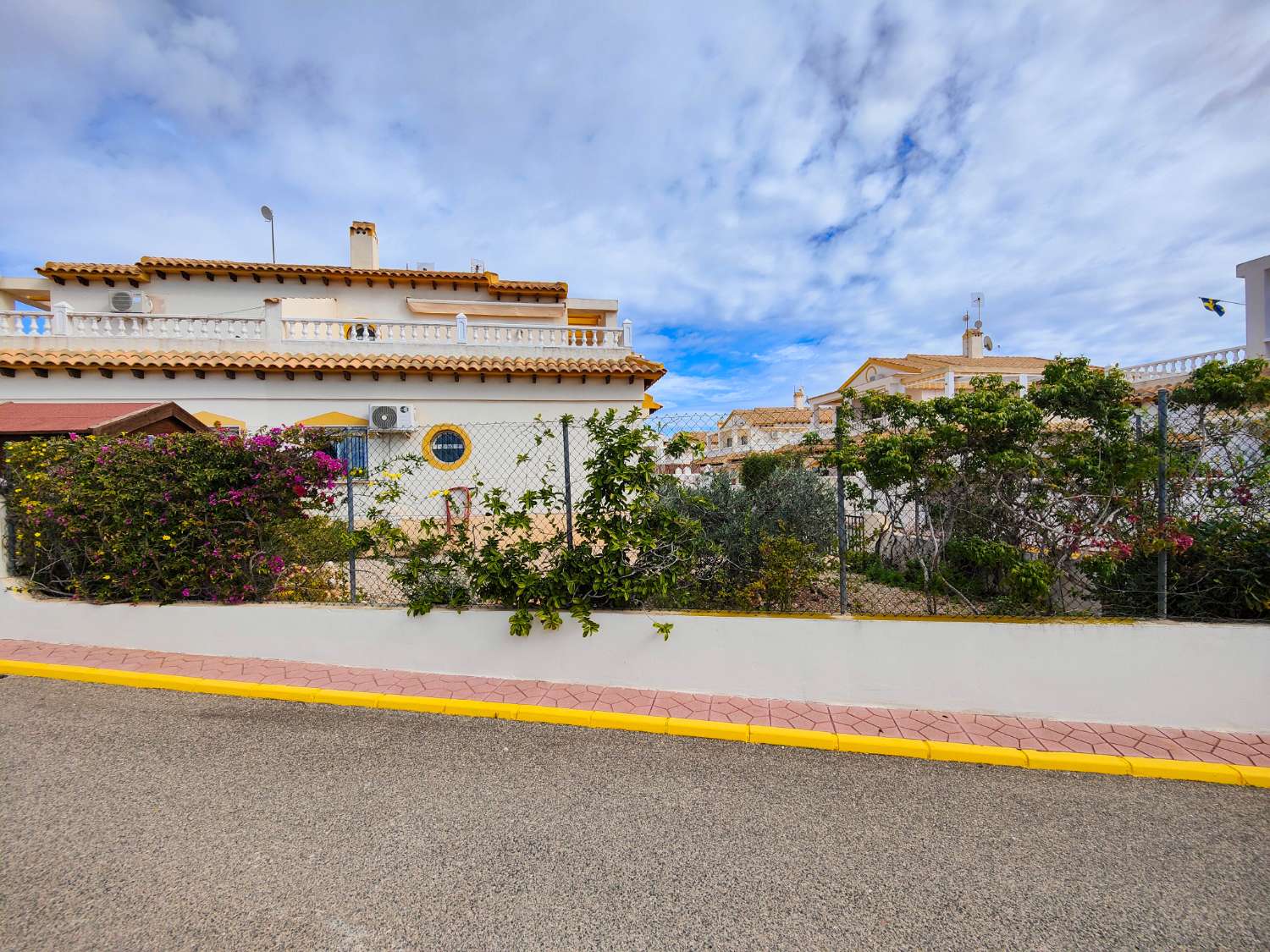 FANTÁSTICA VIVIENDA ADOSADA EN ESQUINA CON SOLÁRIUM Y JARDÍN PRIVADO EN PUNTA PRIMA – Orihuela Costa