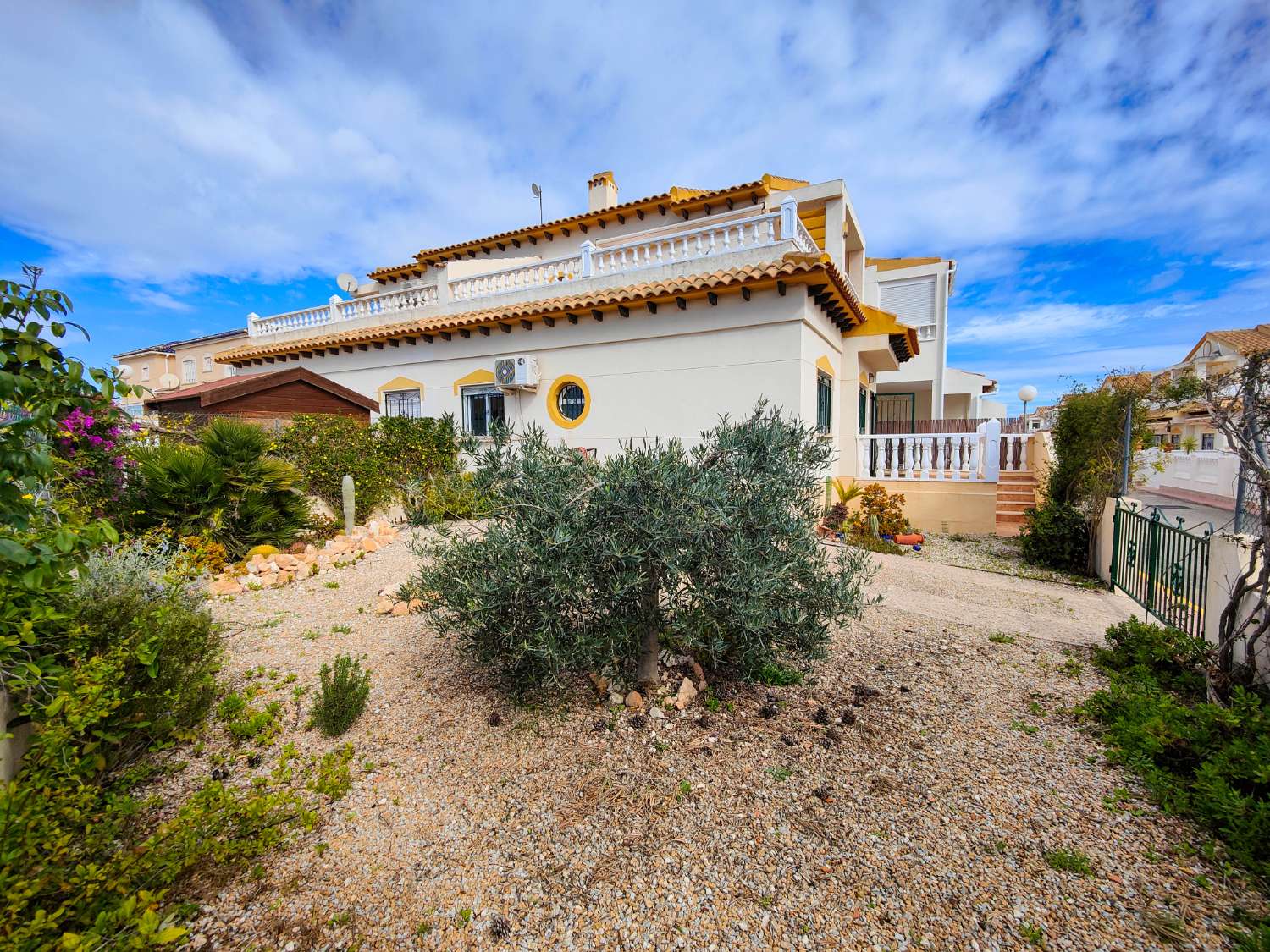 FANTÁSTICA VIVIENDA ADOSADA EN ESQUINA CON SOLÁRIUM Y JARDÍN PRIVADO EN PUNTA PRIMA – Orihuela Costa