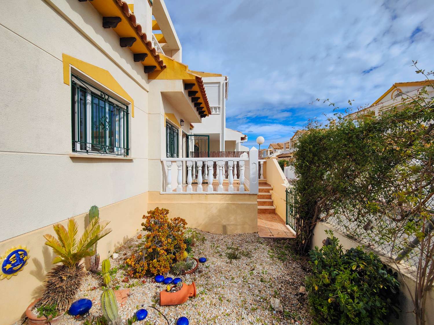 FANTÁSTICA VIVIENDA ADOSADA EN ESQUINA CON SOLÁRIUM Y JARDÍN PRIVADO EN PUNTA PRIMA – Orihuela Costa