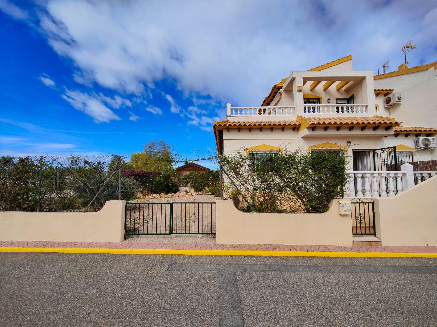 FANTÁSTICA VIVIENDA ADOSADA EN ESQUINA CON SOLÁRIUM Y JARDÍN PRIVADO EN PUNTA PRIMA – Orihuela Costa