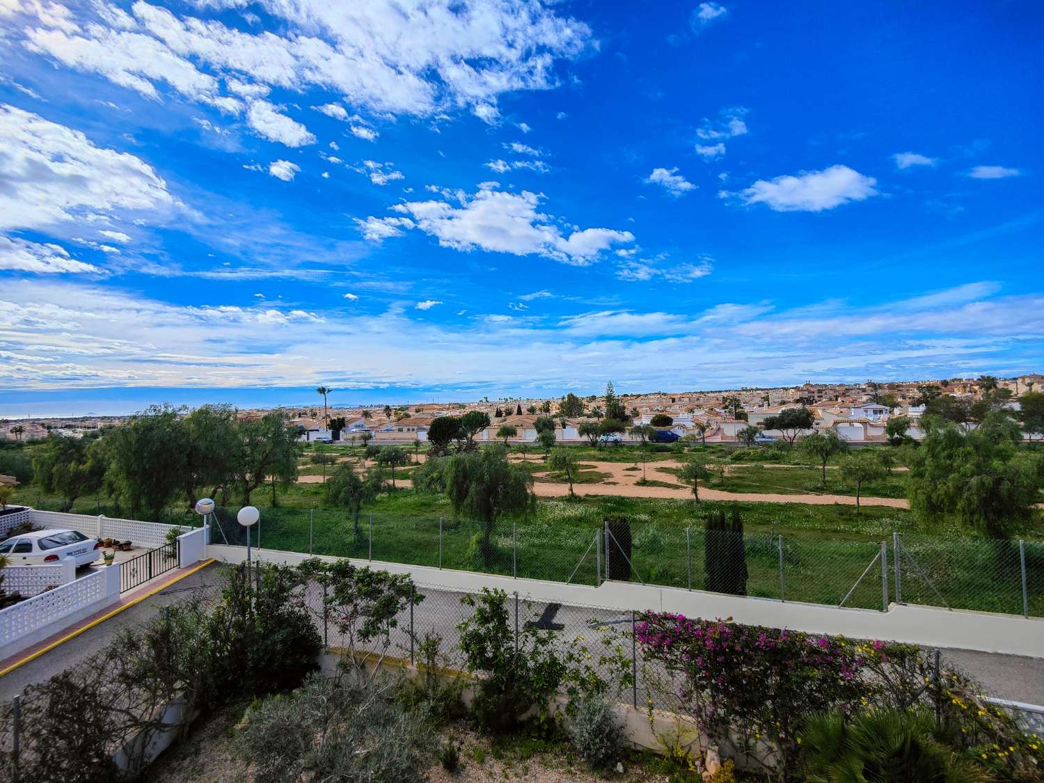 FANTÁSTICA VIVIENDA ADOSADA EN ESQUINA CON SOLÁRIUM Y JARDÍN PRIVADO EN PUNTA PRIMA – Orihuela Costa