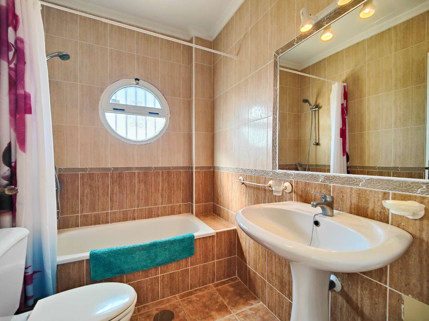 FANTÁSTICA VIVIENDA ADOSADA EN ESQUINA CON SOLÁRIUM Y JARDÍN PRIVADO EN PUNTA PRIMA – Orihuela Costa