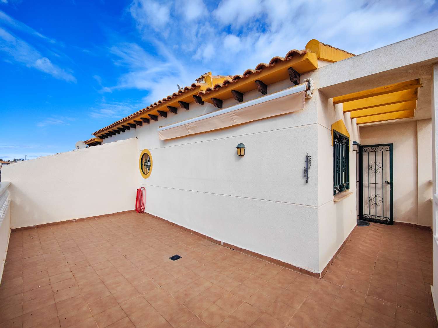 FANTÁSTICA VIVIENDA ADOSADA EN ESQUINA CON SOLÁRIUM Y JARDÍN PRIVADO EN PUNTA PRIMA – Orihuela Costa