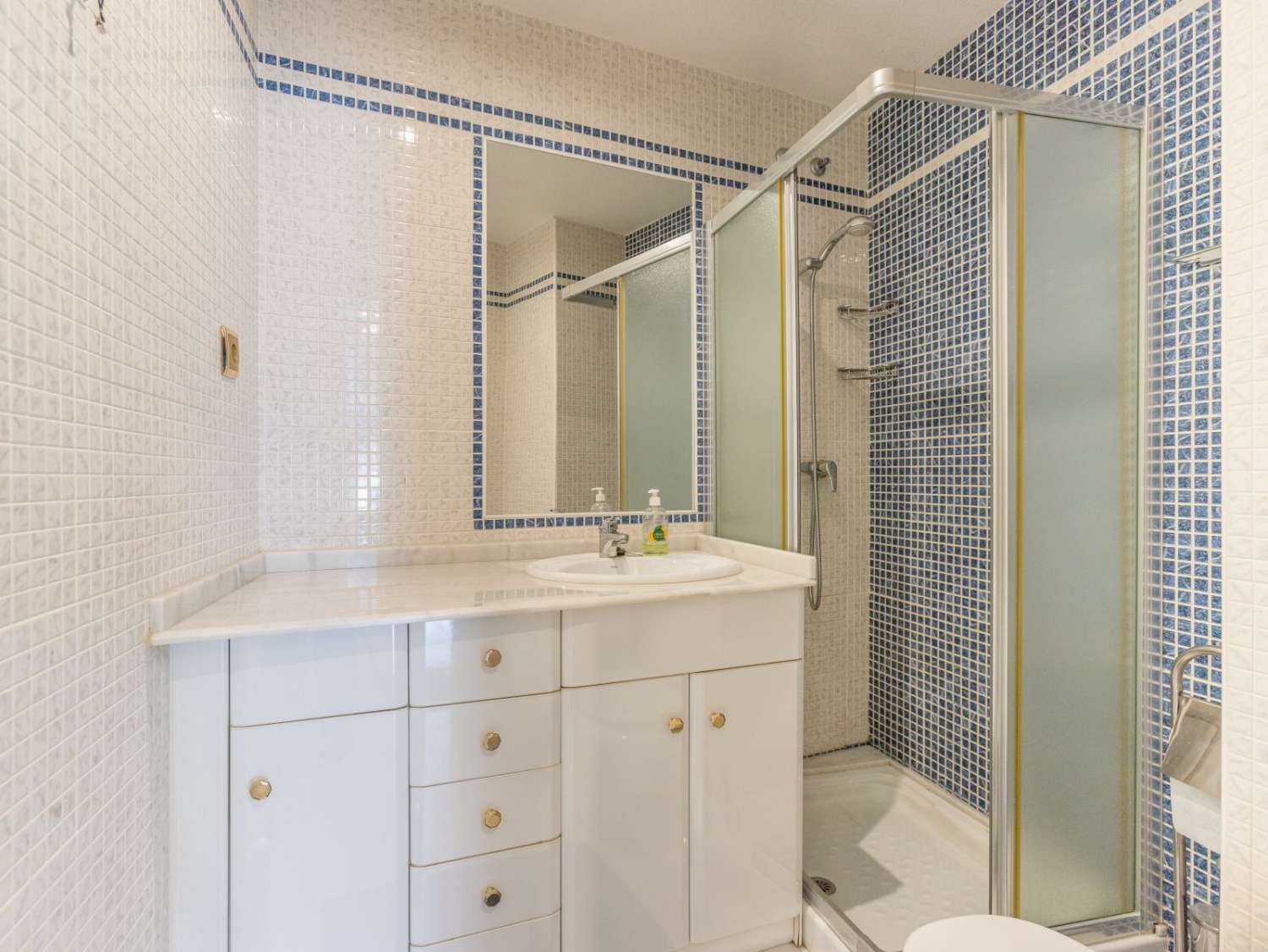 PENTHOUSE EXCLUSIF À 100 M DE LA PLAGE DE LOS LOCOS À TORREVIEJA – 3 CHAMBRES, CHAUFFAGE PAR LE SOL ET PRÊT À EMMÉNAGER