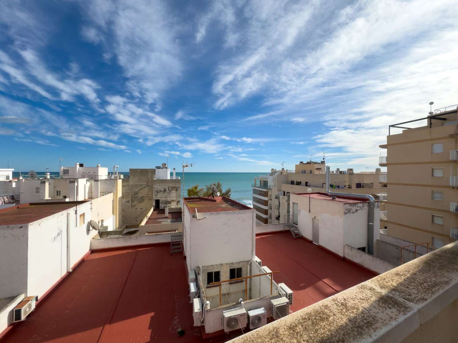 PENTHOUSE EXCLUSIF À 100 M DE LA PLAGE DE LOS LOCOS À TORREVIEJA – 3 CHAMBRES, CHAUFFAGE PAR LE SOL ET PRÊT À EMMÉNAGER