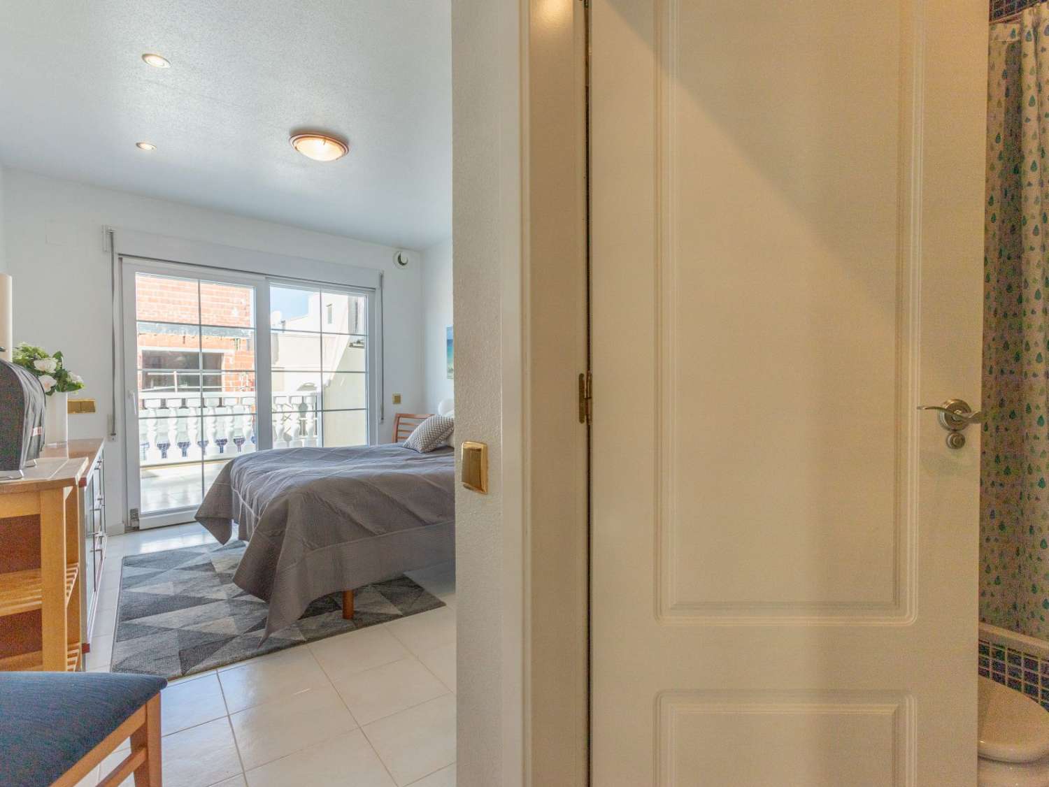 PENTHOUSE EXCLUSIF À 100 M DE LA PLAGE DE LOS LOCOS À TORREVIEJA – 3 CHAMBRES, CHAUFFAGE PAR LE SOL ET PRÊT À EMMÉNAGER