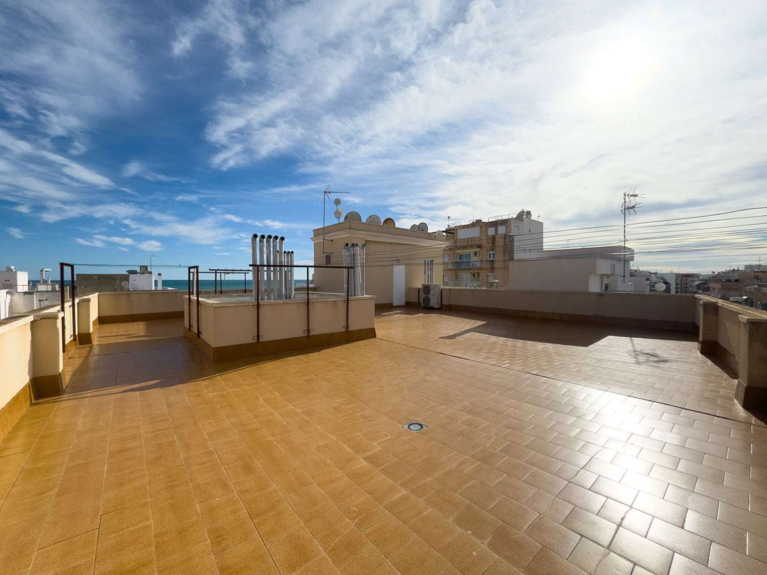 PENTHOUSE EXCLUSIF À 100 M DE LA PLAGE DE LOS LOCOS À TORREVIEJA – 3 CHAMBRES, CHAUFFAGE PAR LE SOL ET PRÊT À EMMÉNAGER