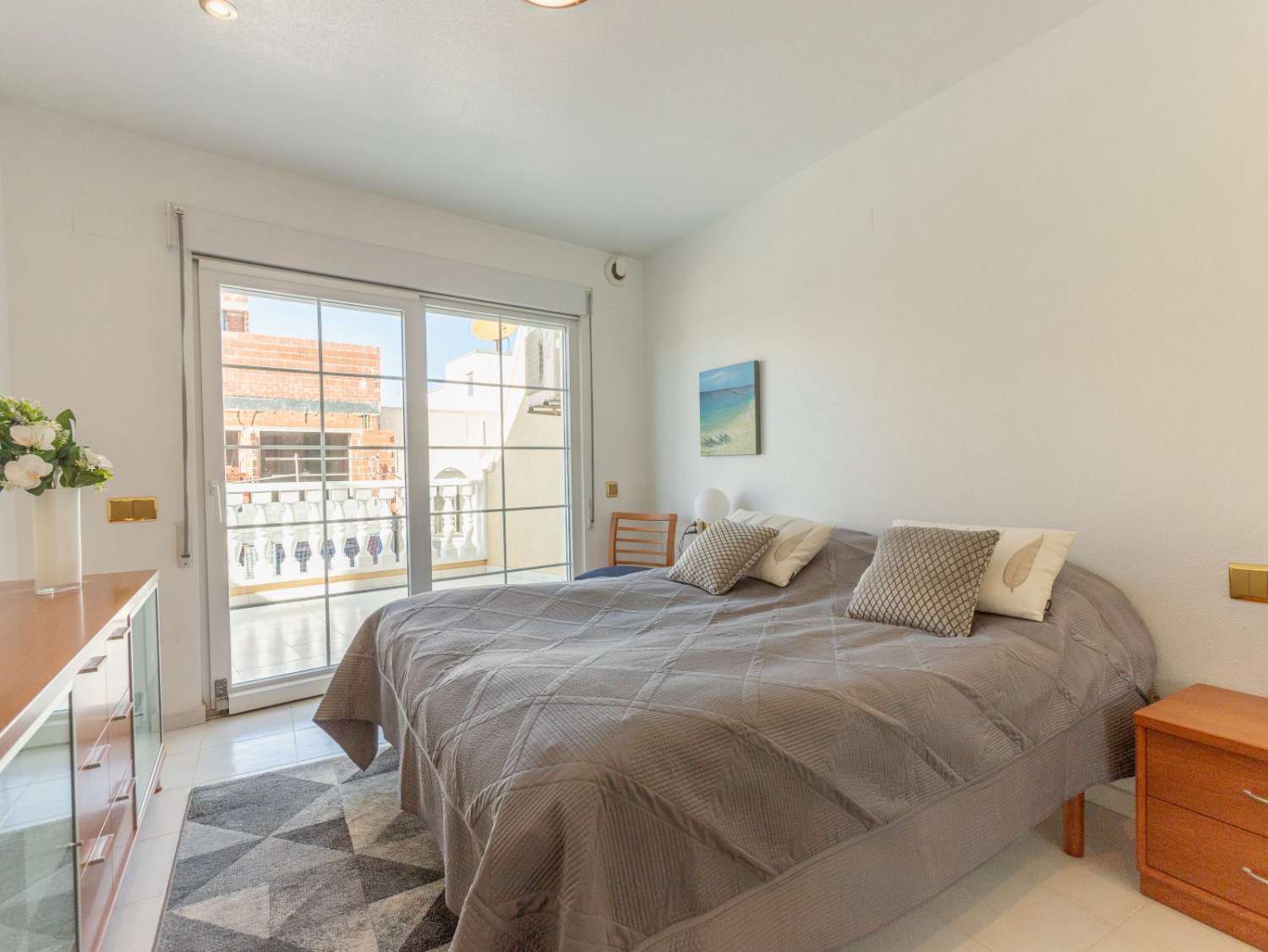 PENTHOUSE EXCLUSIF À 100 M DE LA PLAGE DE LOS LOCOS À TORREVIEJA – 3 CHAMBRES, CHAUFFAGE PAR LE SOL ET PRÊT À EMMÉNAGER