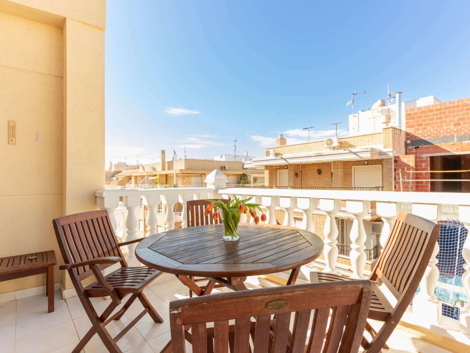 PENTHOUSE EXCLUSIF À 100 M DE LA PLAGE DE LOS LOCOS À TORREVIEJA – 3 CHAMBRES, CHAUFFAGE PAR LE SOL ET PRÊT À EMMÉNAGER