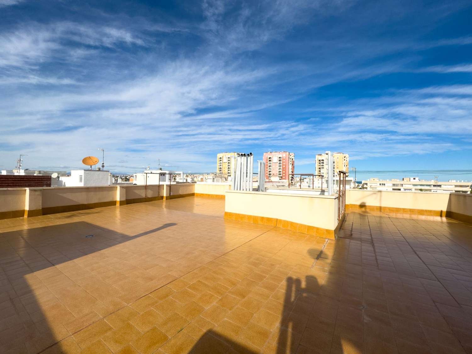PENTHOUSE EXCLUSIF À 100 M DE LA PLAGE DE LOS LOCOS À TORREVIEJA – 3 CHAMBRES, CHAUFFAGE PAR LE SOL ET PRÊT À EMMÉNAGER