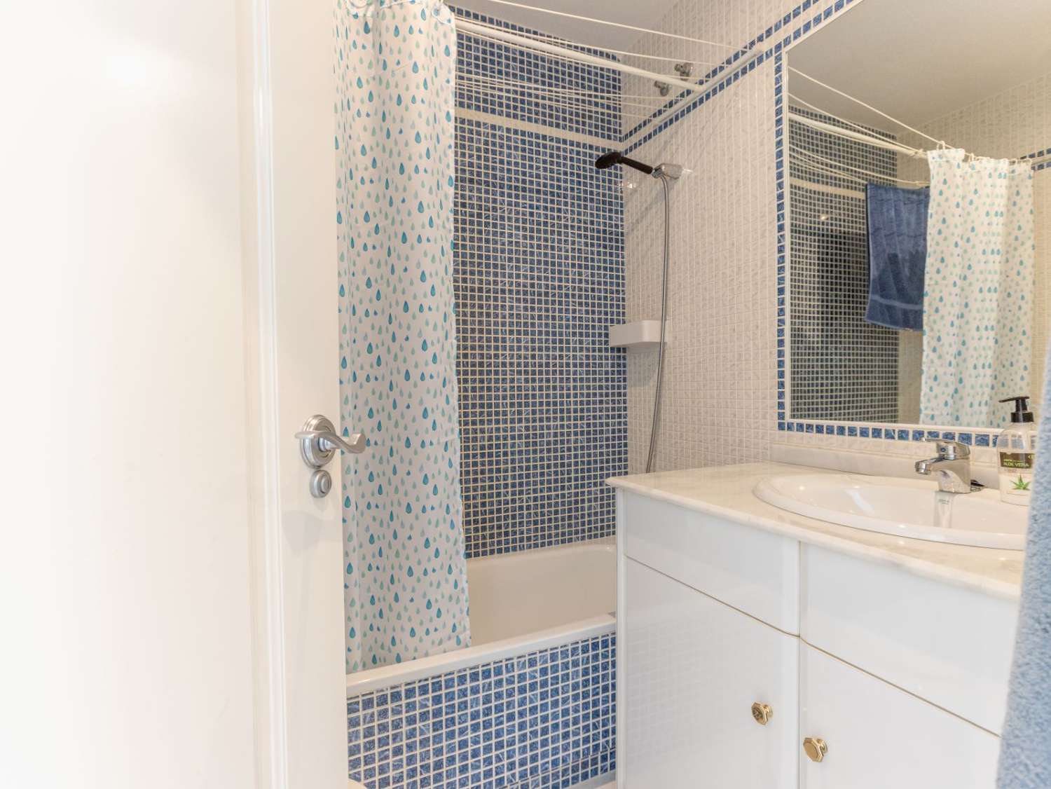 PENTHOUSE EXCLUSIF À 100 M DE LA PLAGE DE LOS LOCOS À TORREVIEJA – 3 CHAMBRES, CHAUFFAGE PAR LE SOL ET PRÊT À EMMÉNAGER