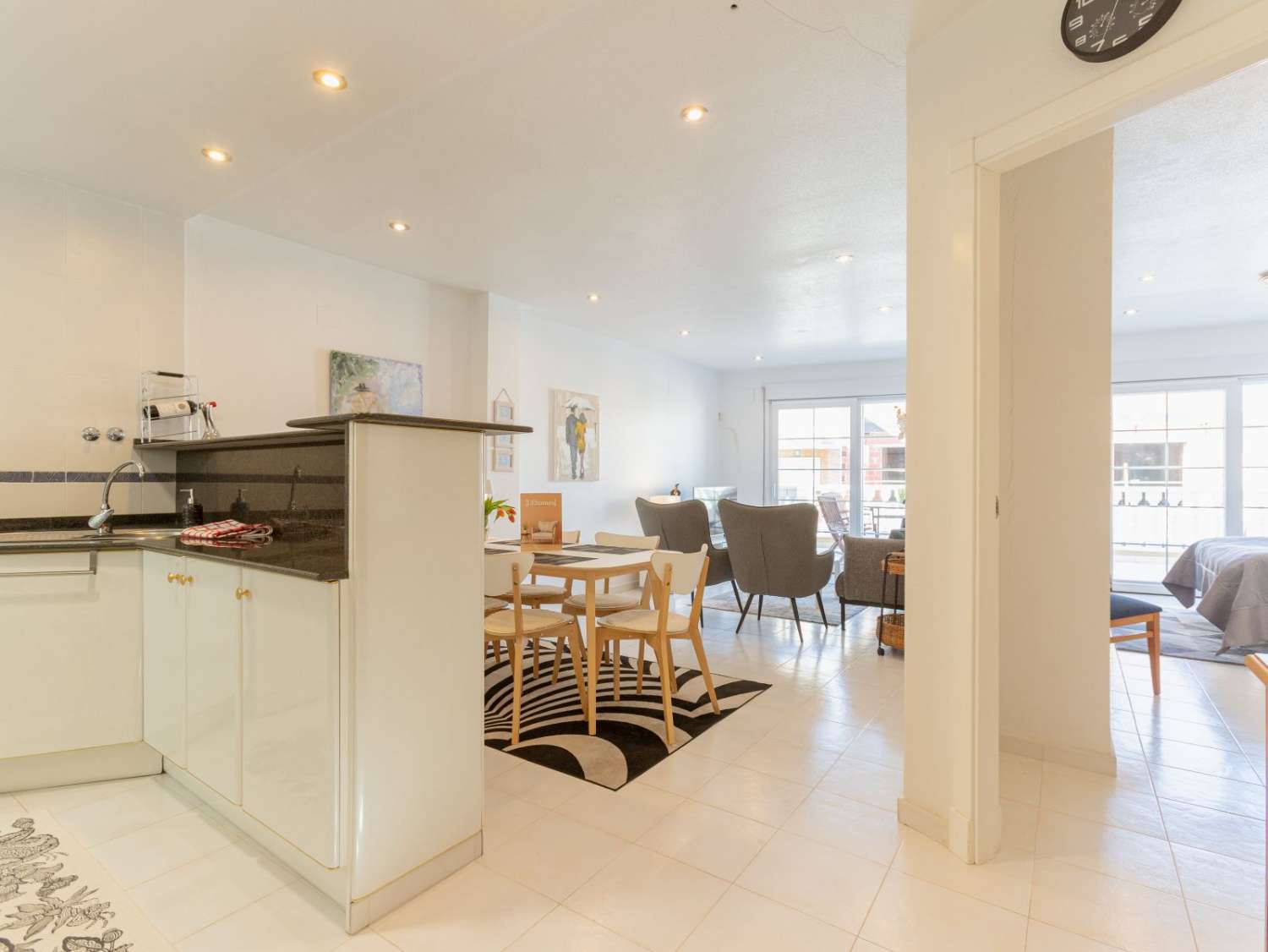 PENTHOUSE EXCLUSIF À 100 M DE LA PLAGE DE LOS LOCOS À TORREVIEJA – 3 CHAMBRES, CHAUFFAGE PAR LE SOL ET PRÊT À EMMÉNAGER