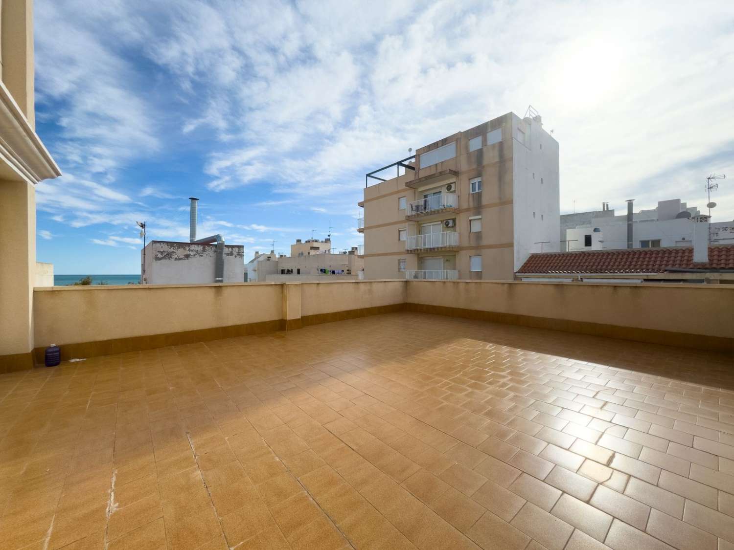 PENTHOUSE EXCLUSIF À 100 M DE LA PLAGE DE LOS LOCOS À TORREVIEJA – 3 CHAMBRES, CHAUFFAGE PAR LE SOL ET PRÊT À EMMÉNAGER