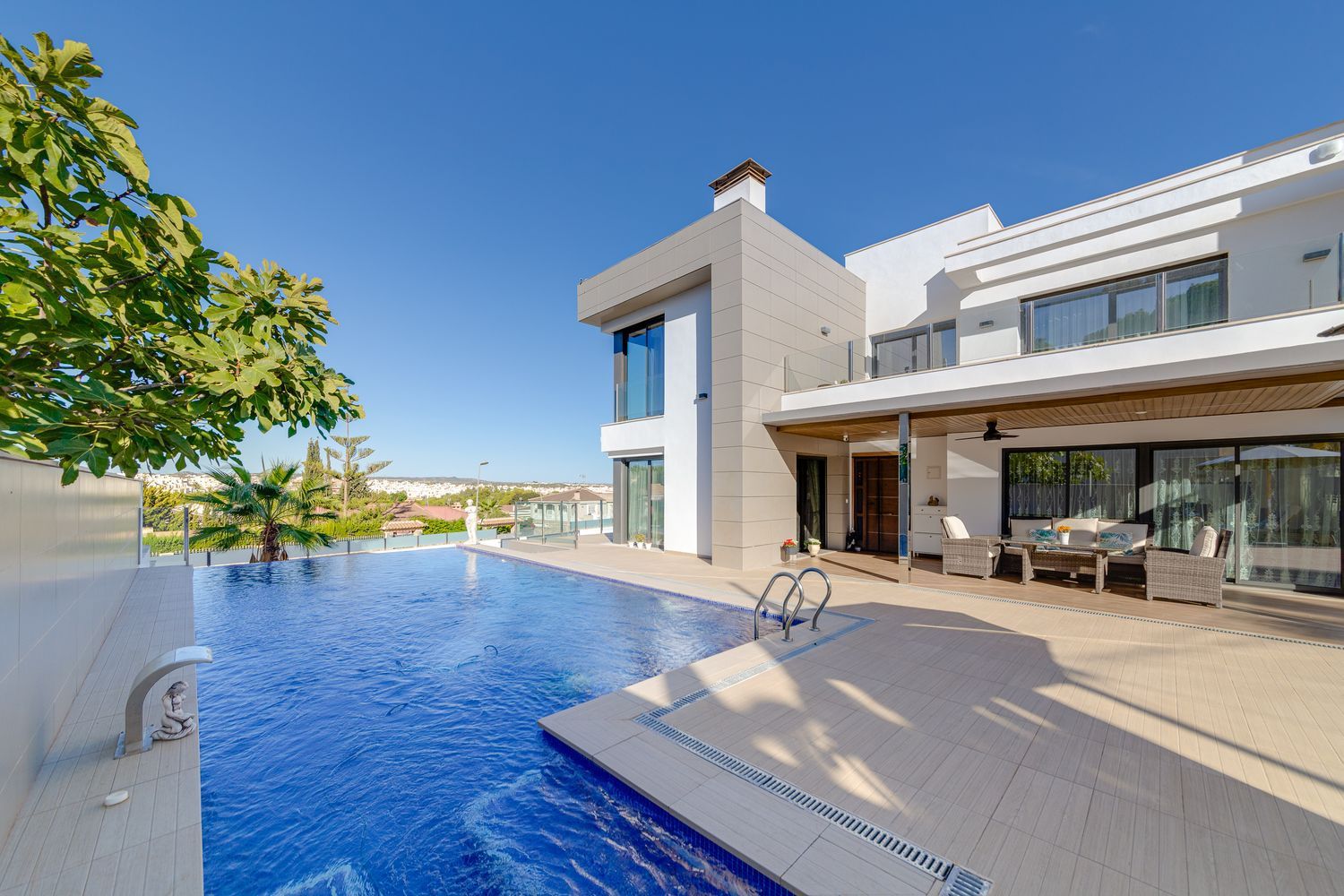 LUXURY VILLA IN TORREVIEJA – CONTEMPORARY DESIGN, SMART TECHNOLOGY AND ABSOLUTE COMFORT