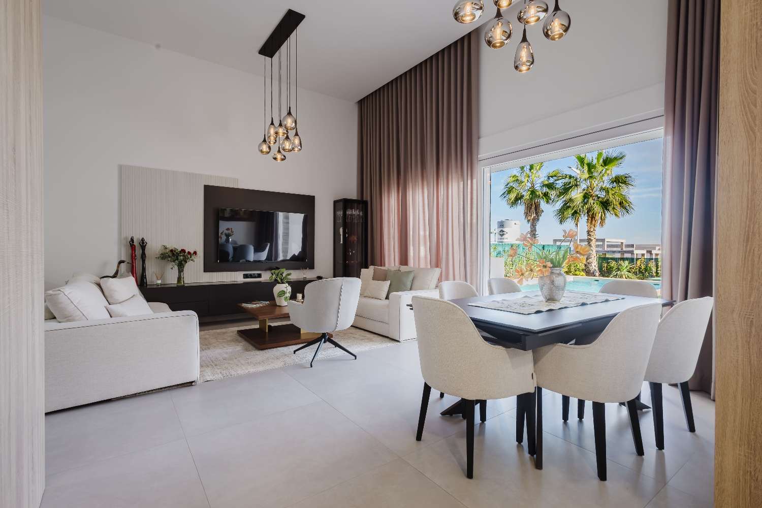 LUKSUSHUVILA YKSITYISELLÄ UIMA-ALLAALLA LA FINCA GOLF RESORTISSA – MODERNI MUOTOILU JA ETELÄSUUNTAINEN SUUNTA