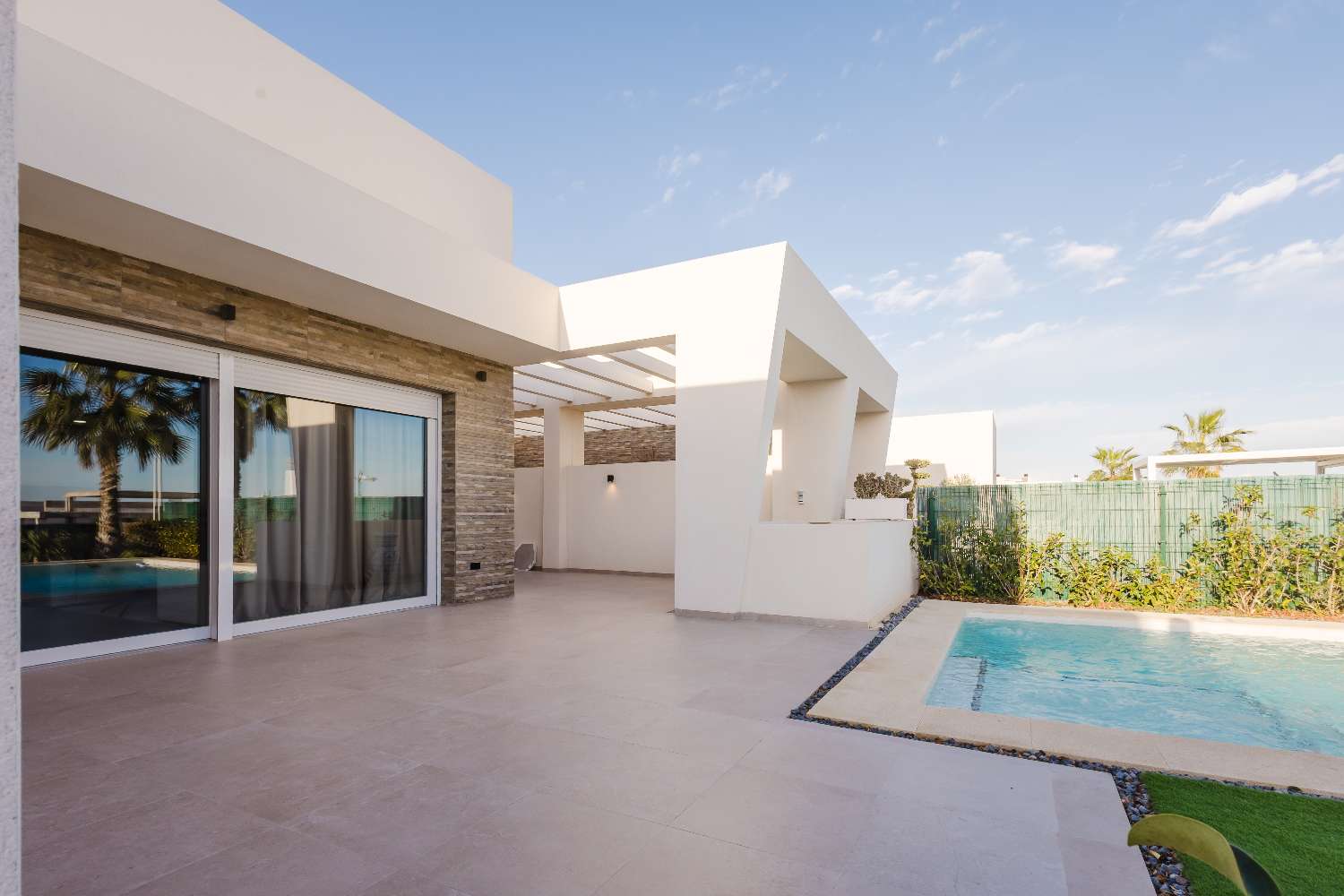 LUKSUSHUVILA YKSITYISELLÄ UIMA-ALLAALLA LA FINCA GOLF RESORTISSA – MODERNI MUOTOILU JA ETELÄSUUNTAINEN SUUNTA