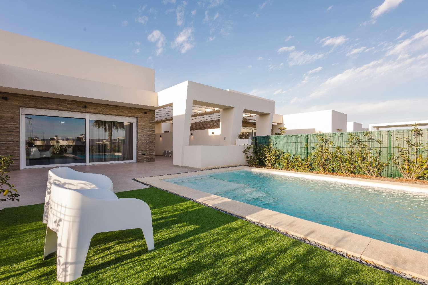 LUKSUSHUVILA YKSITYISELLÄ UIMA-ALLAALLA LA FINCA GOLF RESORTISSA – MODERNI MUOTOILU JA ETELÄSUUNTAINEN SUUNTA