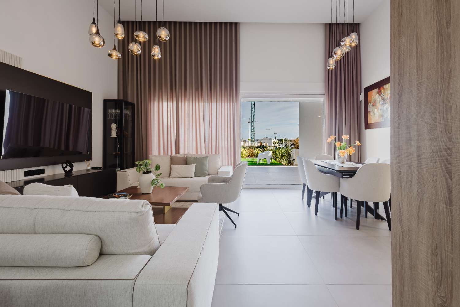 LUKSUSHUVILA YKSITYISELLÄ UIMA-ALLAALLA LA FINCA GOLF RESORTISSA – MODERNI MUOTOILU JA ETELÄSUUNTAINEN SUUNTA