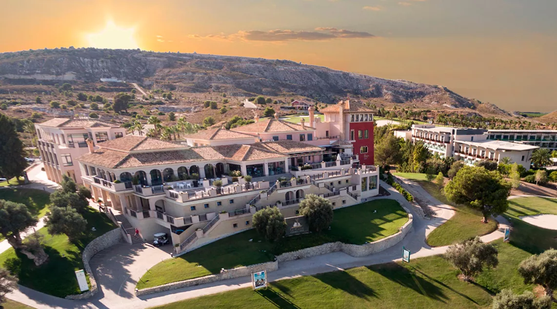 LUKSUSHUVILA YKSITYISELLÄ UIMA-ALLAALLA LA FINCA GOLF RESORTISSA – MODERNI MUOTOILU JA ETELÄSUUNTAINEN SUUNTA