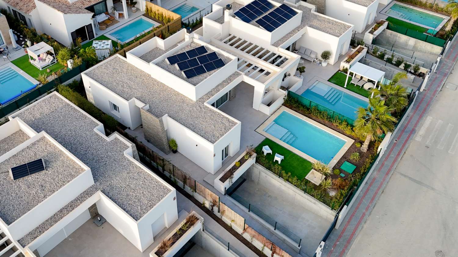 LUKSUSHUVILA YKSITYISELLÄ UIMA-ALLAALLA LA FINCA GOLF RESORTISSA – MODERNI MUOTOILU JA ETELÄSUUNTAINEN SUUNTA