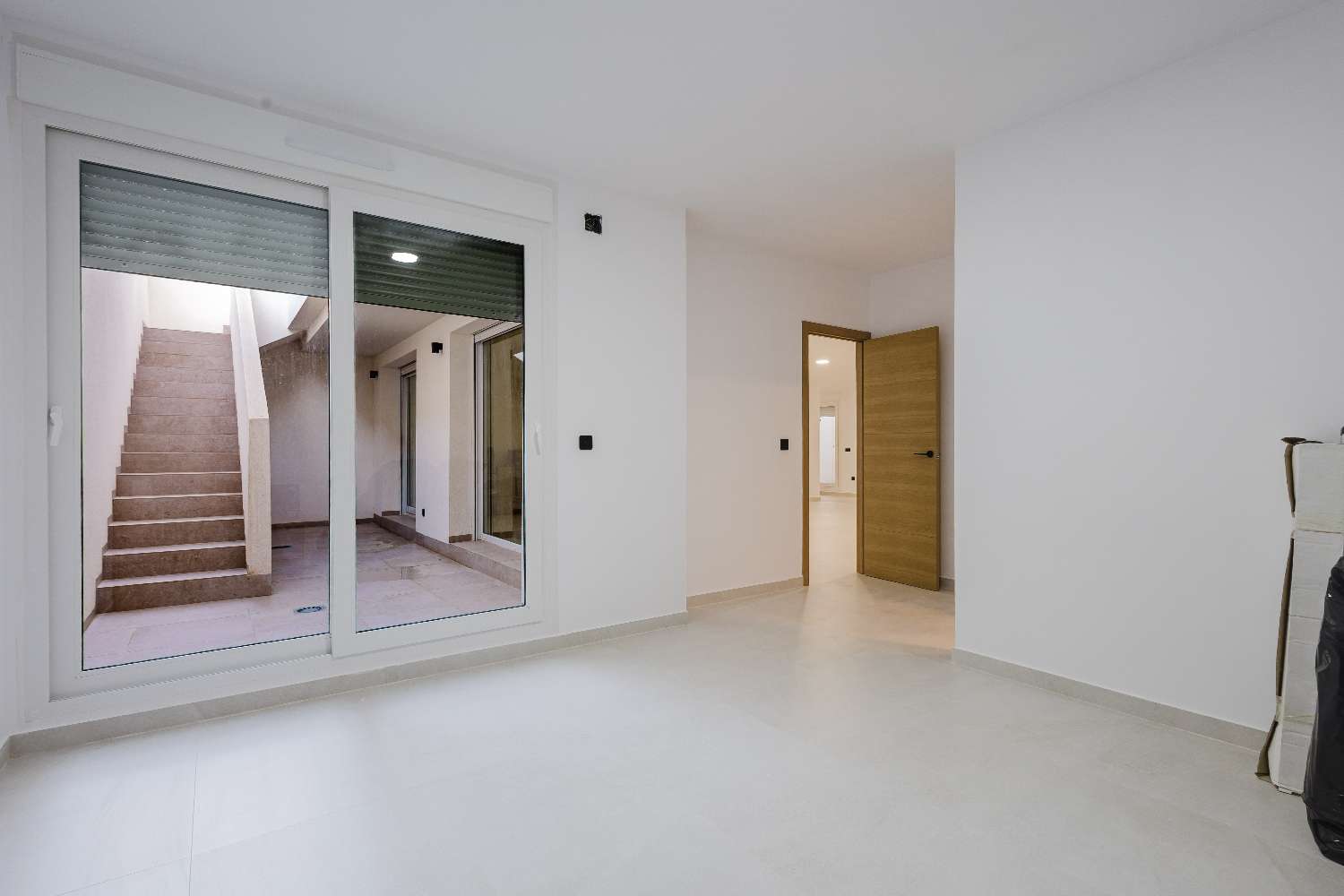 LUKSUSHUVILA YKSITYISELLÄ UIMA-ALLAALLA LA FINCA GOLF RESORTISSA – MODERNI MUOTOILU JA ETELÄSUUNTAINEN SUUNTA