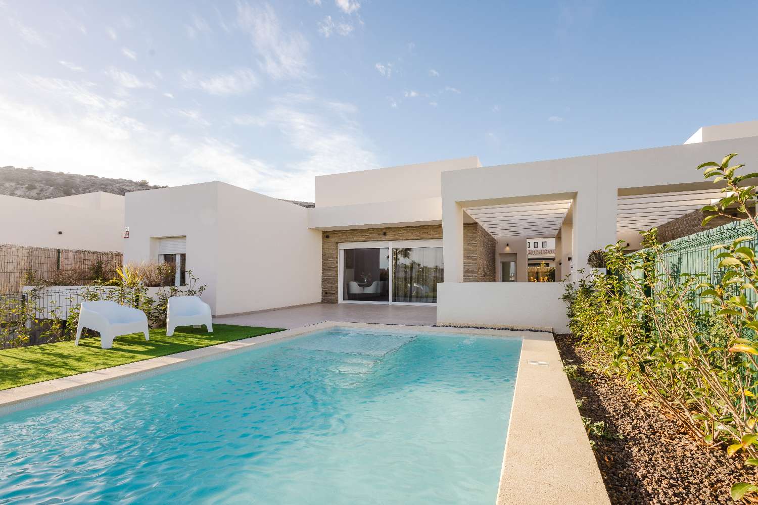 LUKSUSHUVILA YKSITYISELLÄ UIMA-ALLAALLA LA FINCA GOLF RESORTISSA – MODERNI MUOTOILU JA ETELÄSUUNTAINEN SUUNTA