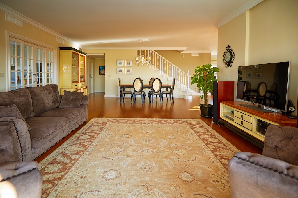 ERILLINEN HUVILAMALLI LUCÍA ESPECIAL CIUDAD QUESADASSA – 700 M²:N KULMATONTTI PUISTON EDESSÄ