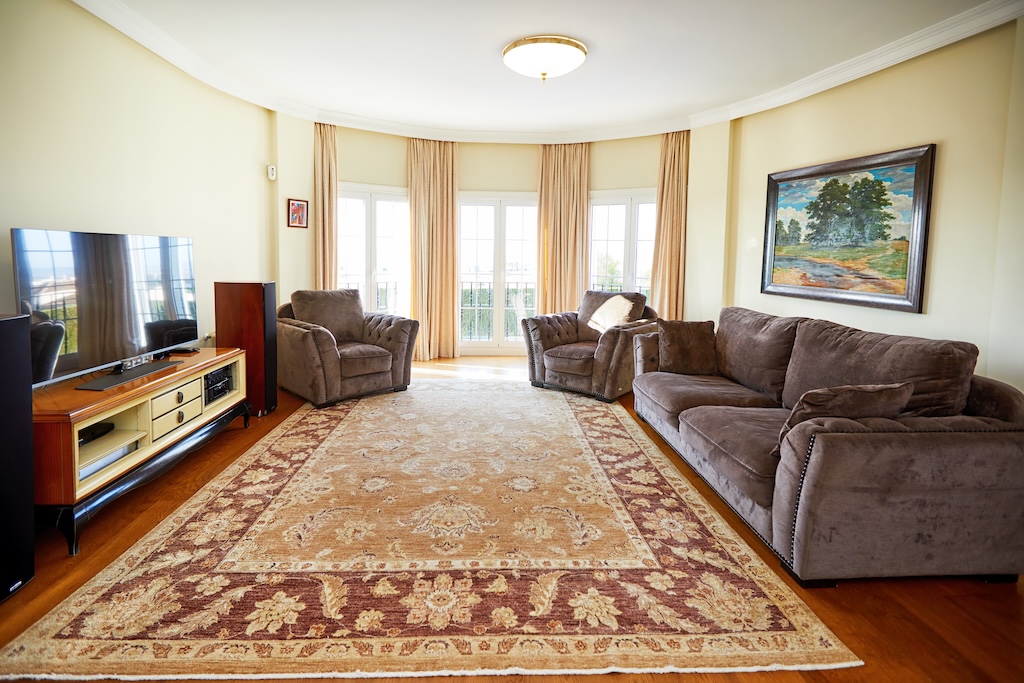 ERILLINEN HUVILAMALLI LUCÍA ESPECIAL CIUDAD QUESADASSA – 700 M²:N KULMATONTTI PUISTON EDESSÄ