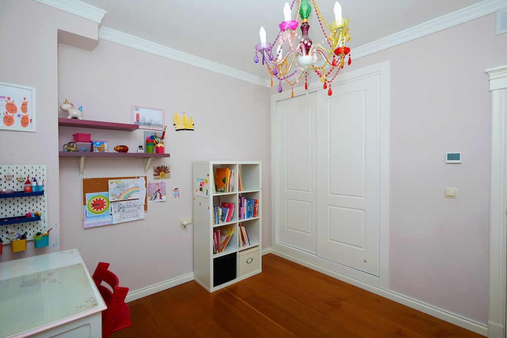 ERILLINEN HUVILAMALLI LUCÍA ESPECIAL CIUDAD QUESADASSA – 700 M²:N KULMATONTTI PUISTON EDESSÄ