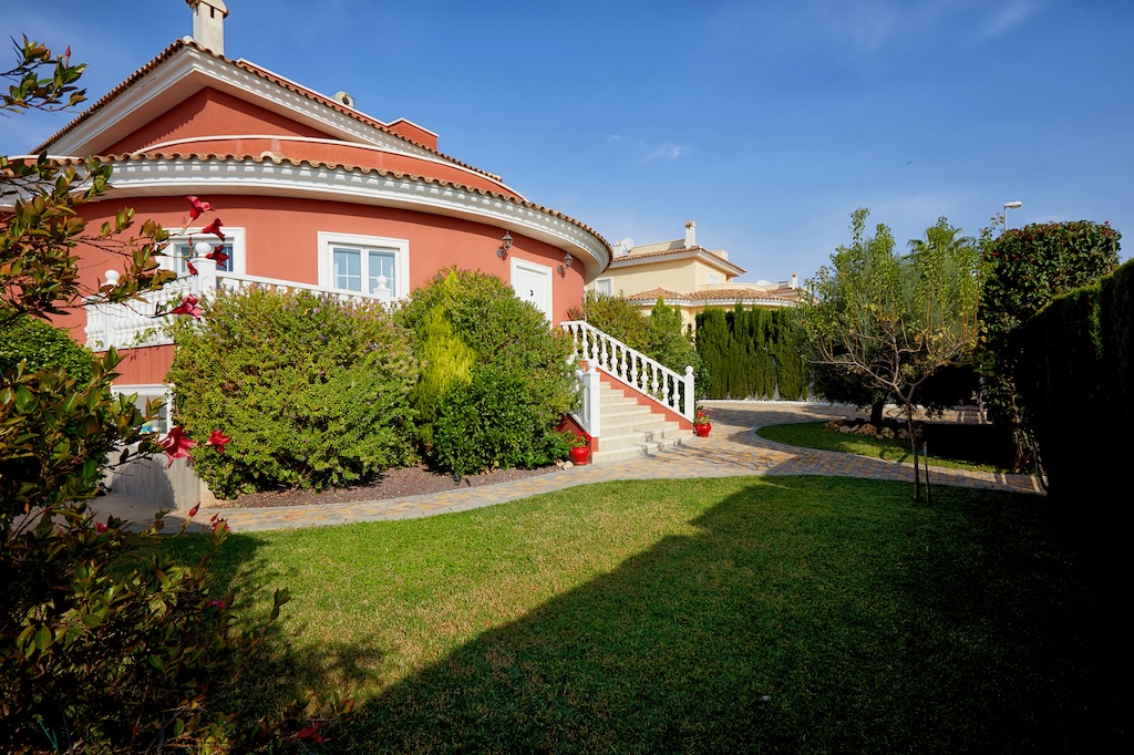 ERILLINEN HUVILAMALLI LUCÍA ESPECIAL CIUDAD QUESADASSA – 700 M²:N KULMATONTTI PUISTON EDESSÄ