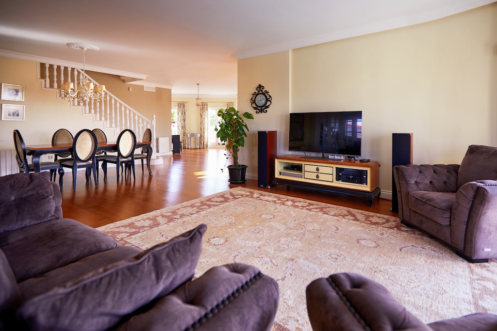 ERILLINEN HUVILAMALLI LUCÍA ESPECIAL CIUDAD QUESADASSA – 700 M²:N KULMATONTTI PUISTON EDESSÄ