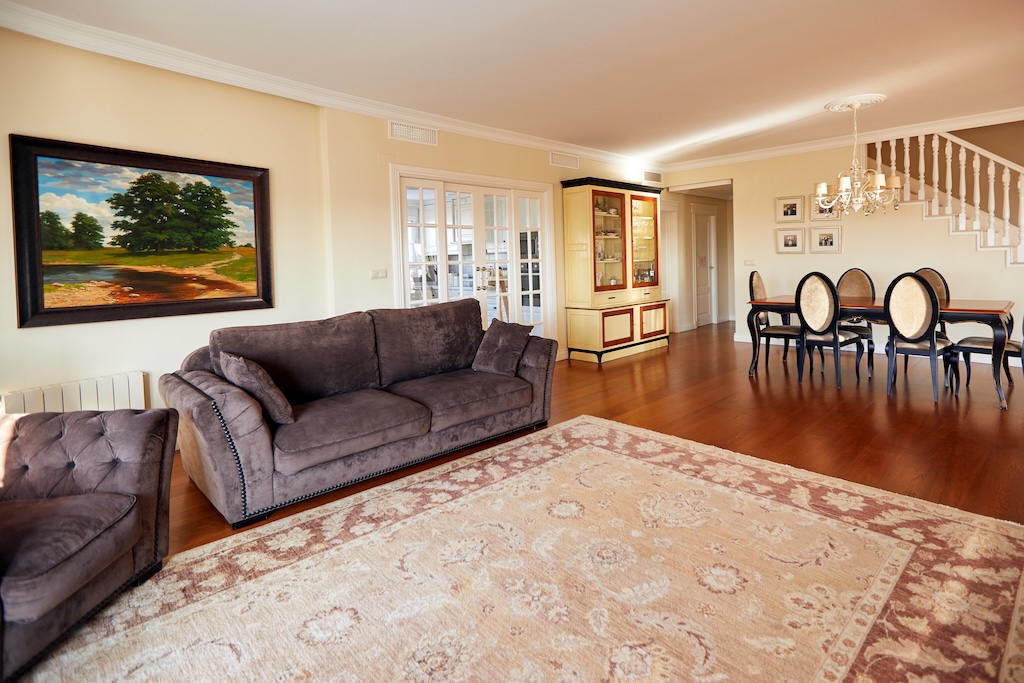 ERILLINEN HUVILAMALLI LUCÍA ESPECIAL CIUDAD QUESADASSA – 700 M²:N KULMATONTTI PUISTON EDESSÄ