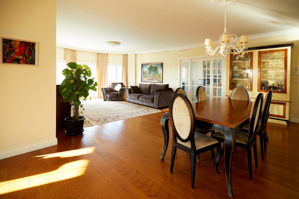 ERILLINEN HUVILAMALLI LUCÍA ESPECIAL CIUDAD QUESADASSA – 700 M²:N KULMATONTTI PUISTON EDESSÄ