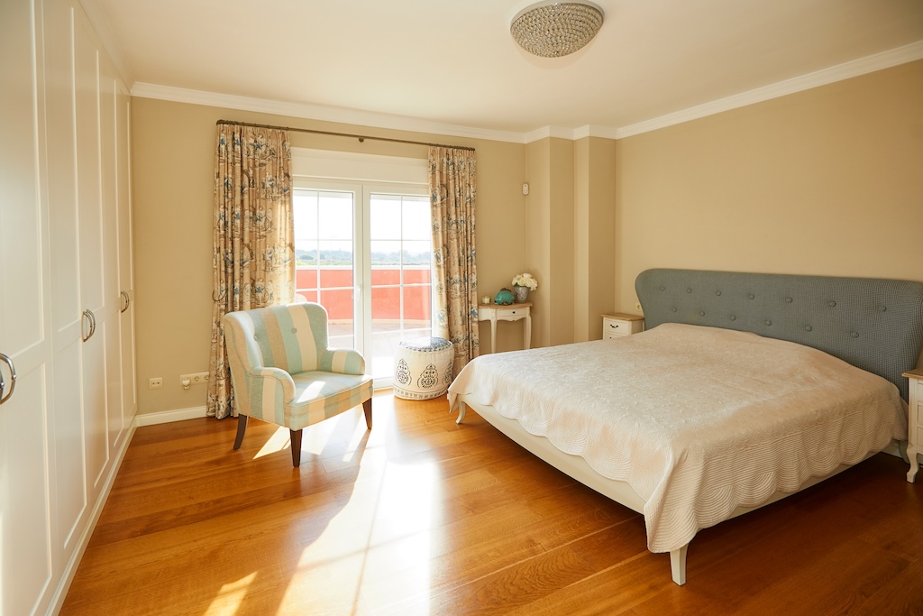 ERILLINEN HUVILAMALLI LUCÍA ESPECIAL CIUDAD QUESADASSA – 700 M²:N KULMATONTTI PUISTON EDESSÄ