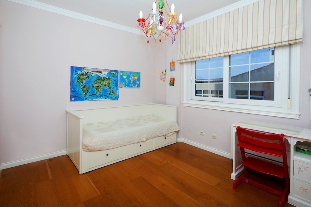 ERILLINEN HUVILAMALLI LUCÍA ESPECIAL CIUDAD QUESADASSA – 700 M²:N KULMATONTTI PUISTON EDESSÄ