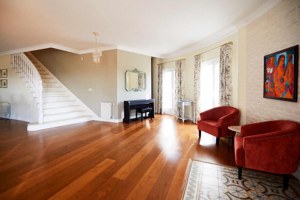 ERILLINEN HUVILAMALLI LUCÍA ESPECIAL CIUDAD QUESADASSA – 700 M²:N KULMATONTTI PUISTON EDESSÄ